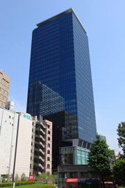 西新宿オフィスは築2年のビルで働きやすい環境です